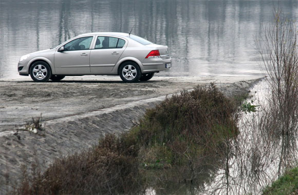 Feneket a magyaroknak! - Opel Astra Sedan 1.3 CDTi teszt