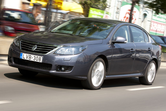 Koreai Superb francia álruhában - Renault Latitude 2.0 dCi-teszt