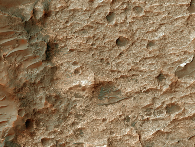 Forr�s: NASA, JPL, UA, LPL